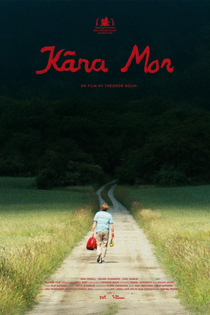 Das Filmplakat für „Kära Mor“ zeigt einen Mann, der einen Feldweg entlanggeht.