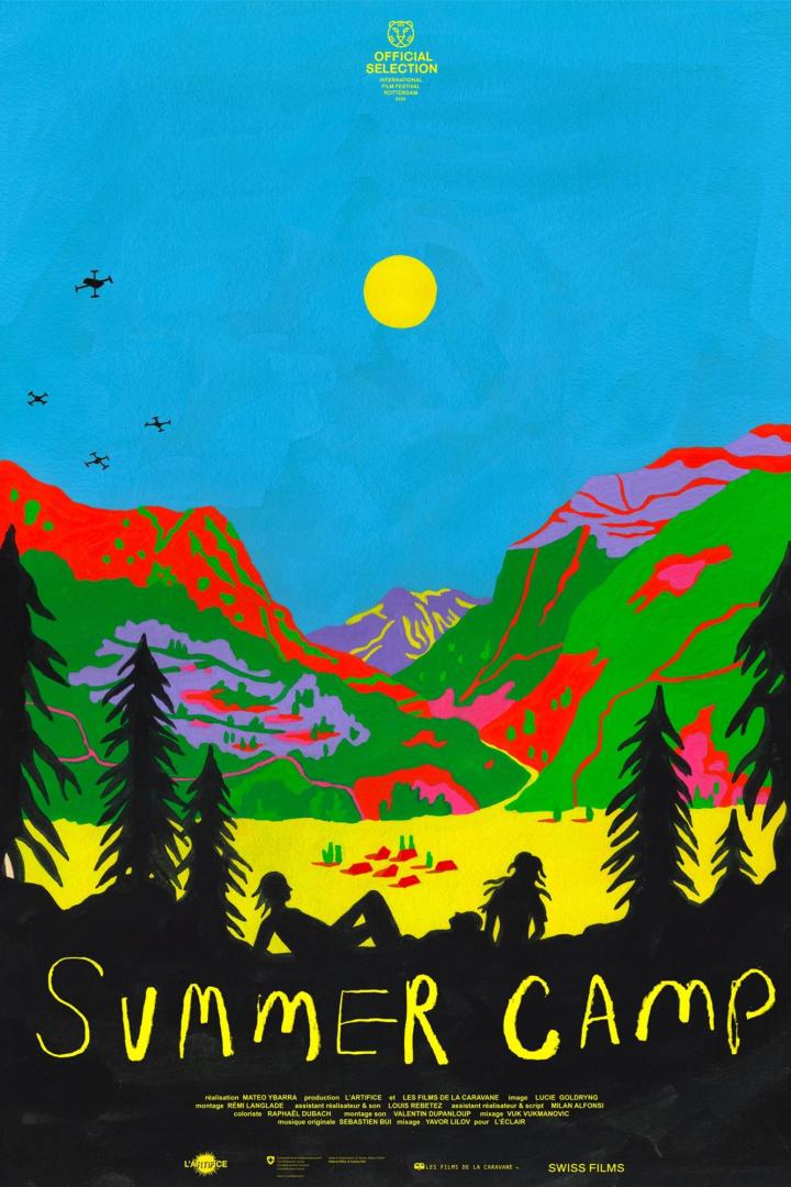 Das farbenfrohe Filmposter für „Summer Camp“ zeigt stilisierte Berge, Bäume und zwei Silhouetten im Vordergrund.