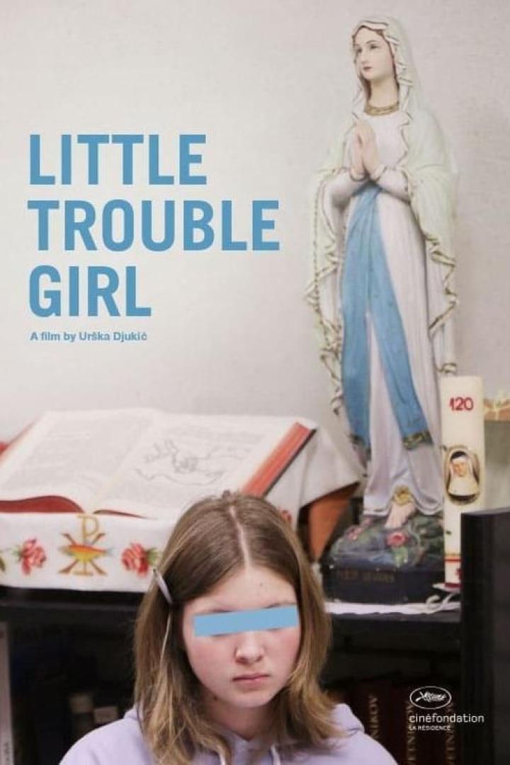 Das Filmplakat für „Little Trouble Girl“ zeigt ein Mädchen vor einer Marienstatue und einem aufgeschlagenen Buch.