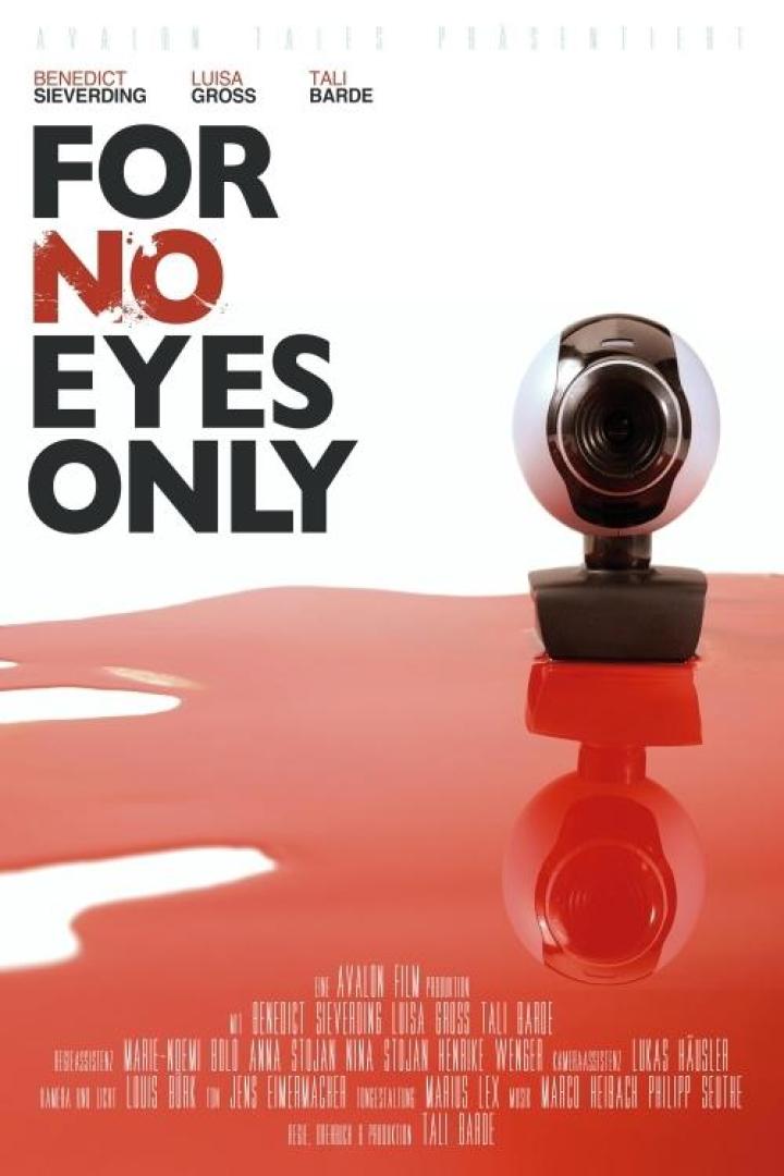 Das Filmplakat für „For No Eyes Only“ zeigt eine Webcam auf einer roten, spiegelnden Oberfläche.