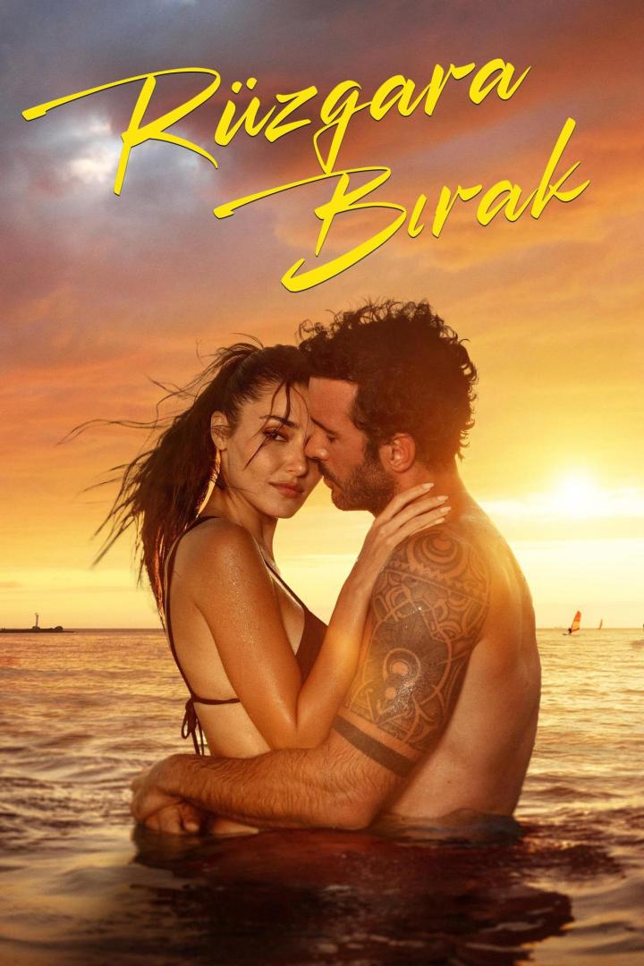 Ein Paar umarmt sich im Wasser bei Sonnenuntergang; Filmposter für „Rüzgara Bırak“.