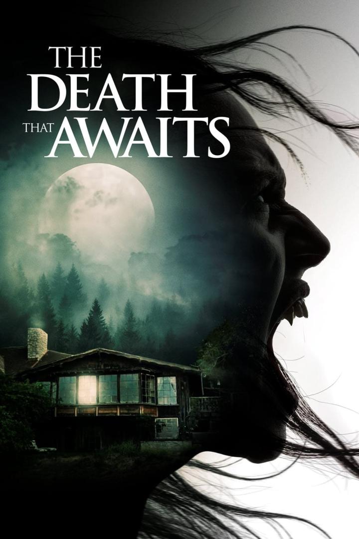 Das Filmplakat für „The Death That Awaits“ zeigt ein unheimliches Gesicht vor einer Hütte im Wald.