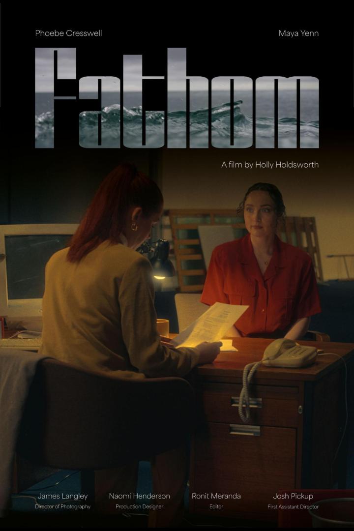 Das Filmplakat für „Fathom“ zeigt zwei Frauen an einem Schreibtisch.