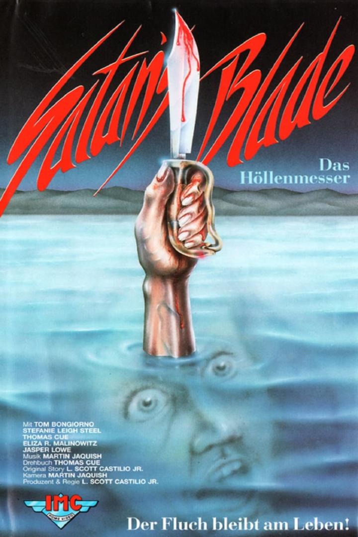 Das Filmplakat für „Satan's Blade“ zeigt eine Hand, die ein blutiges Messer aus dem Wasser hält.