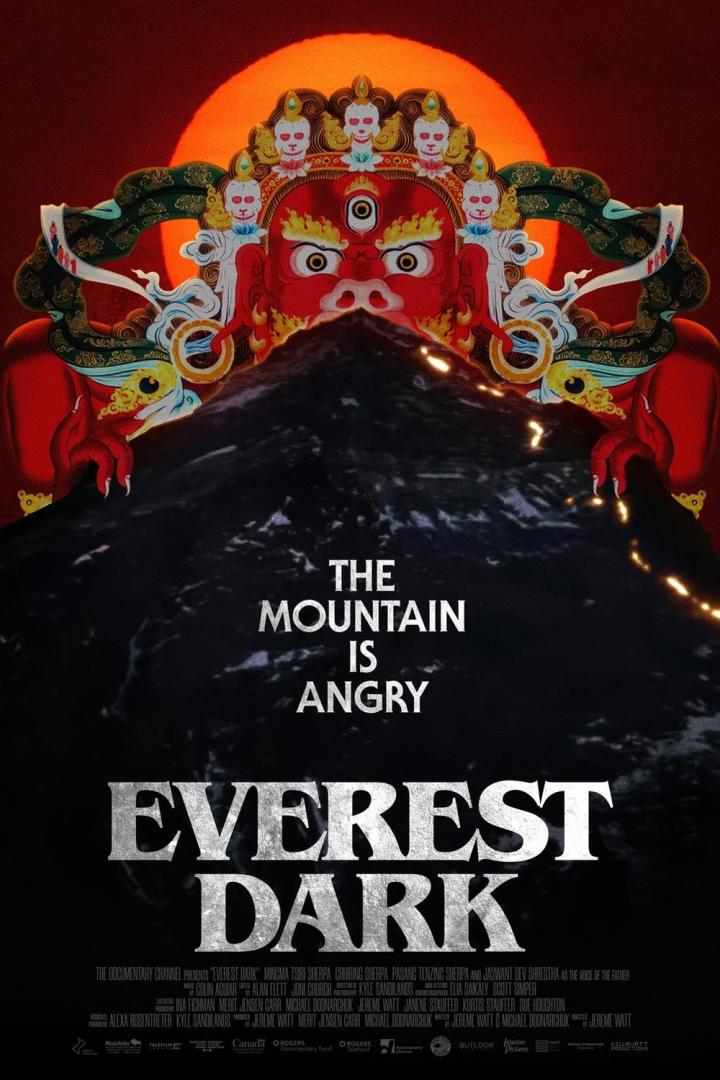Das Filmplakat für „Everest Dark“ zeigt eine zornige Gottheit über einem Berg.