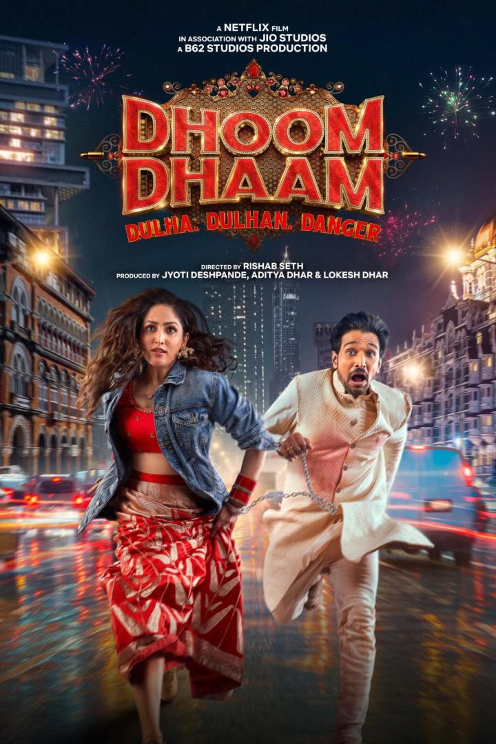 Ein Paar rennt in Hochzeitskleidung vor dem Hintergrund der Skyline von Mumbai, wie auf dem Filmplakat zu „Dhoom Dhaam“.