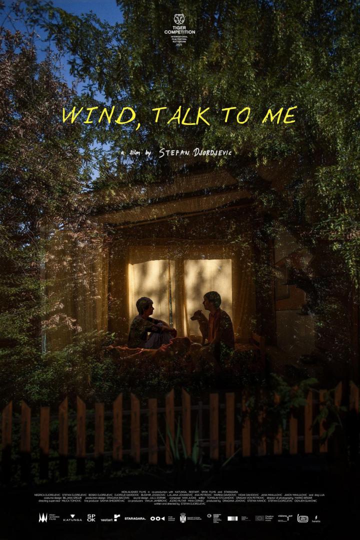 Das Filmplakat für „Wind, Talk to Me“ zeigt zwei Personen und einen Hund in einem Fenster.