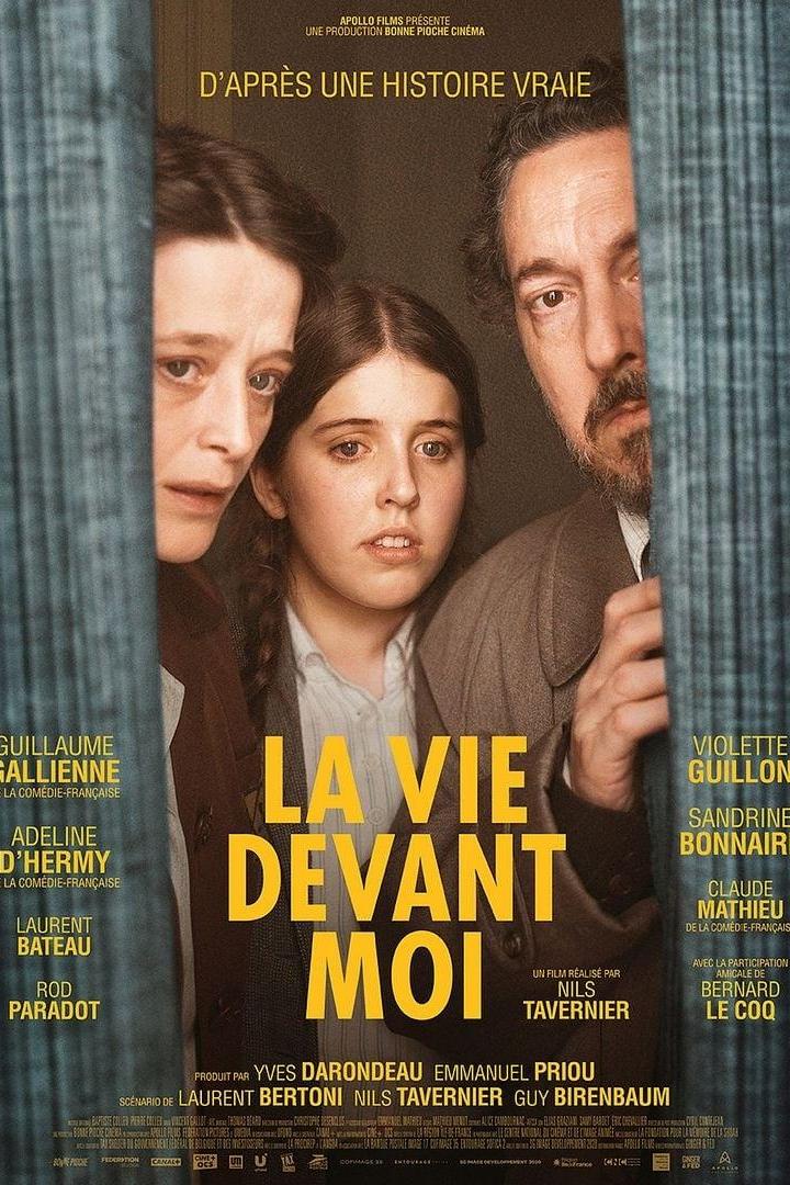 Das Filmplakat zu „La vie devant moi“ zeigt drei Schauspieler vor einem Vorhang.