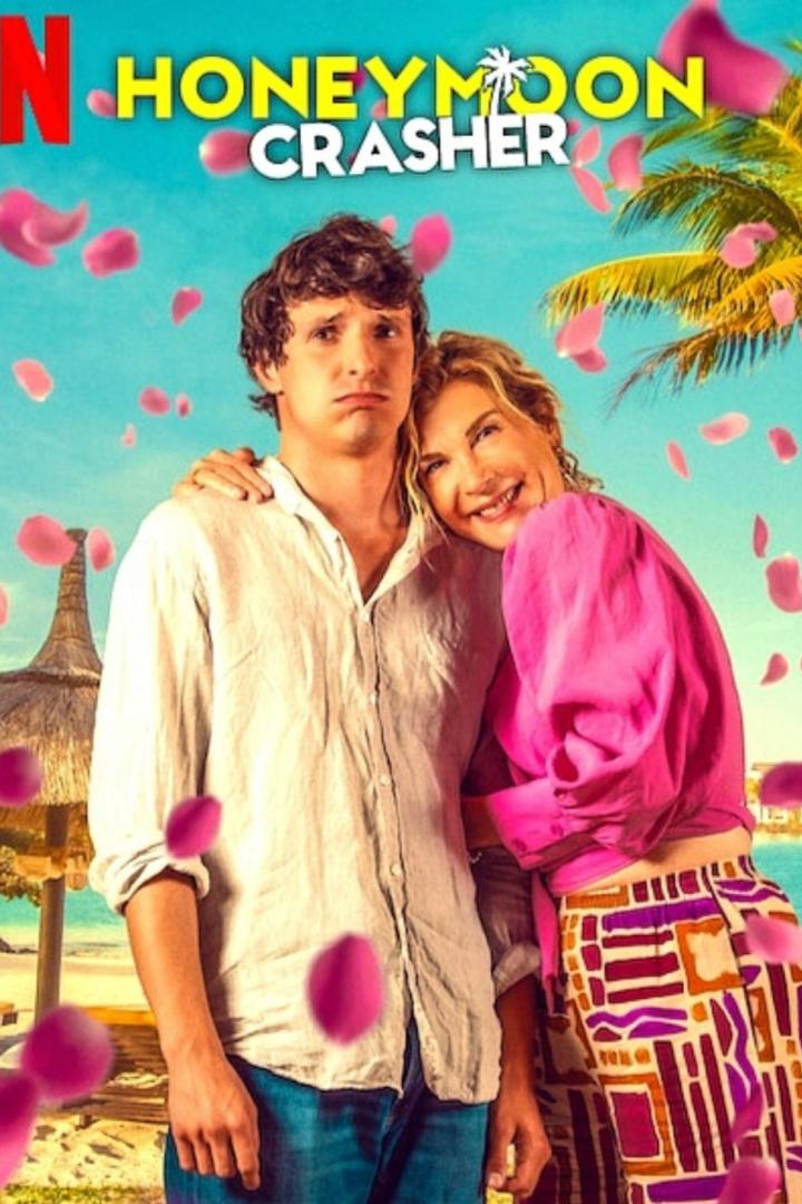 Das Filmplakat für „Honeymoon Crasher“ zeigt ein Paar am Strand, umgeben von Blütenblättern.