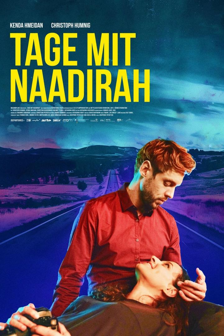 Das Filmplakat für „Tage mit Naadirah“ zeigt zwei Menschen vor einer nächtlichen Landschaft.