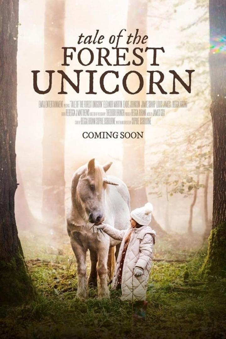 Das Filmplakat für „Tale of the Forest Unicorn“ zeigt ein Mädchen, das ein Einhorn im Wald füttert.
