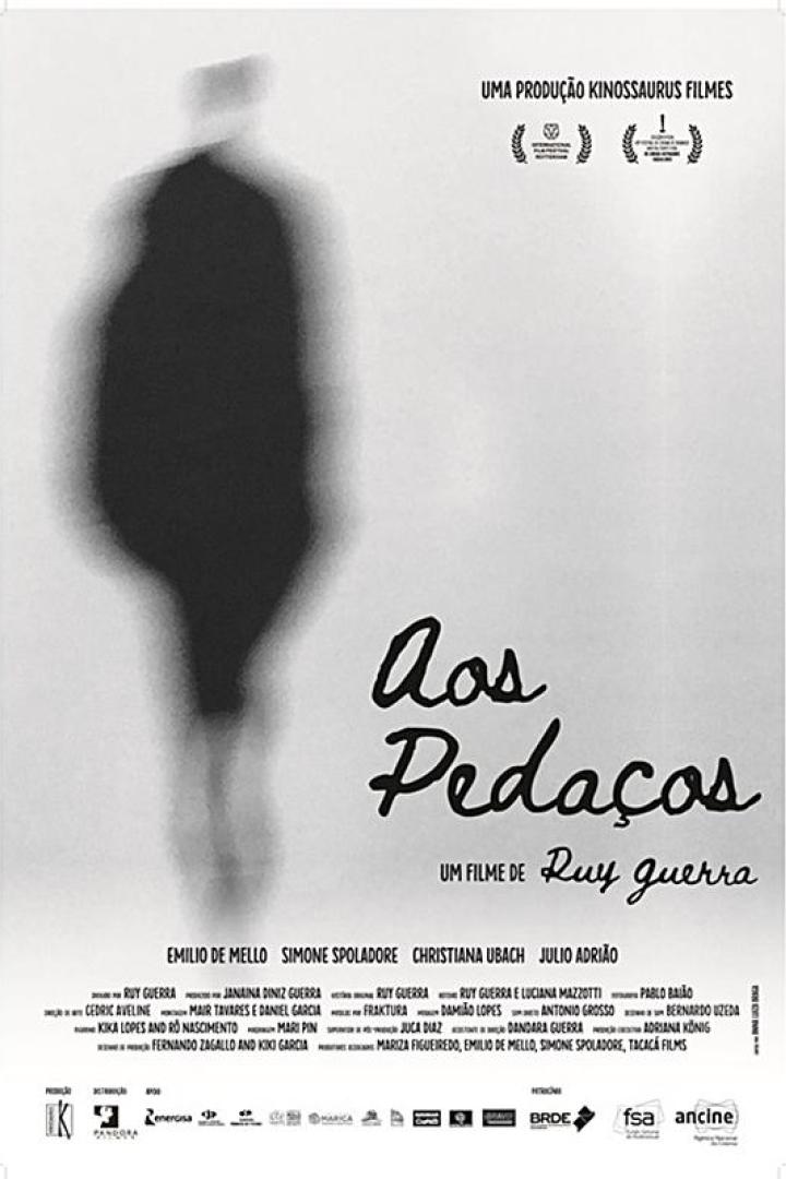Das Filmplakat für „Aos Pedaços“ zeigt eine verschwommene Silhouette eines Mannes.