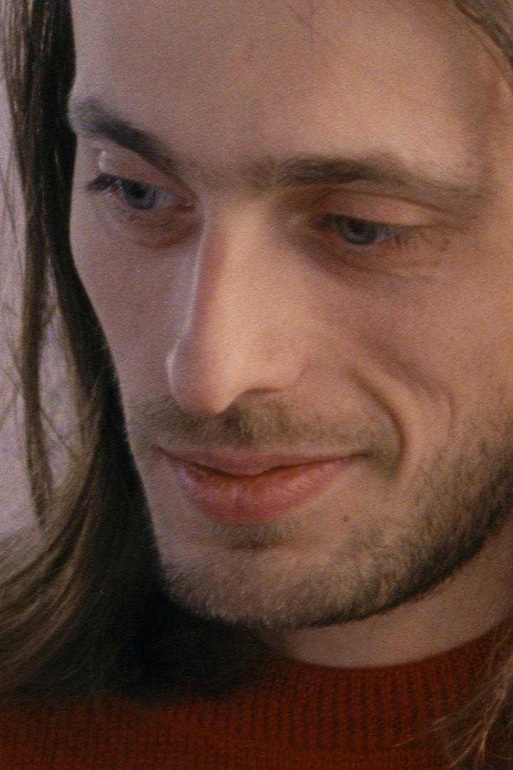 Nahaufnahme eines Mannes mit Bart und langen Haaren.