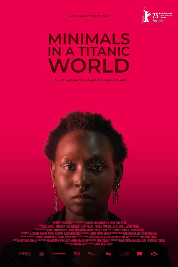 Das Filmplakat für „Minimals in a Titanic World“ zeigt das Porträt einer jungen Frau vor pinkfarbenem Hintergrund.