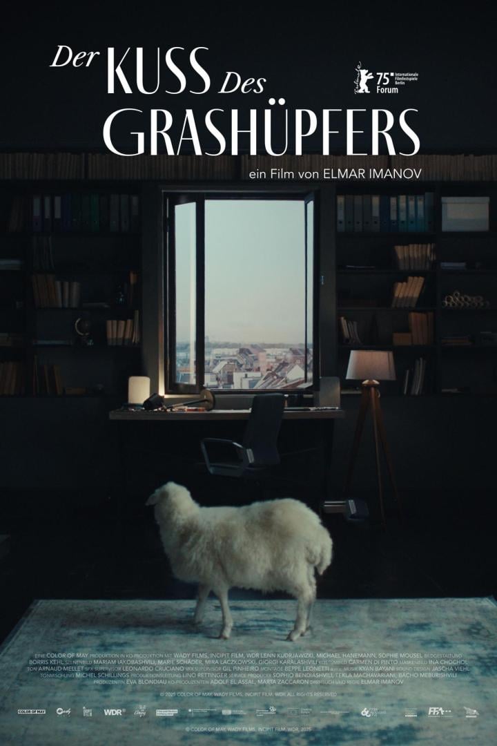 Das Filmplakat für „Der Kuss des Grashüpfers“ zeigt ein Schaf in einem Büro.