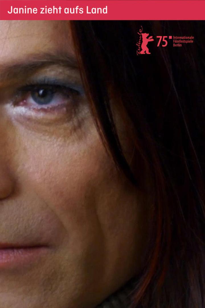 Detailaufnahme des Gesichts einer Frau, möglicherweise ein Filmposter für „Janine zieht aufs Land“.