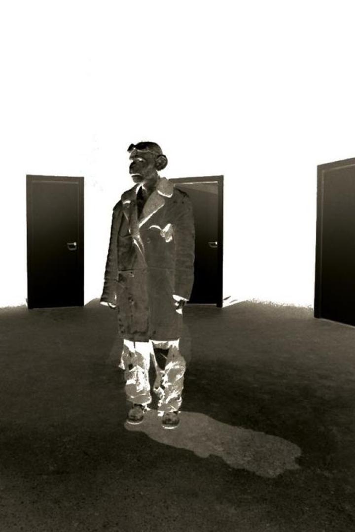 Ein Mann mit Affenmaske steht in einem Flur mit drei Türen.