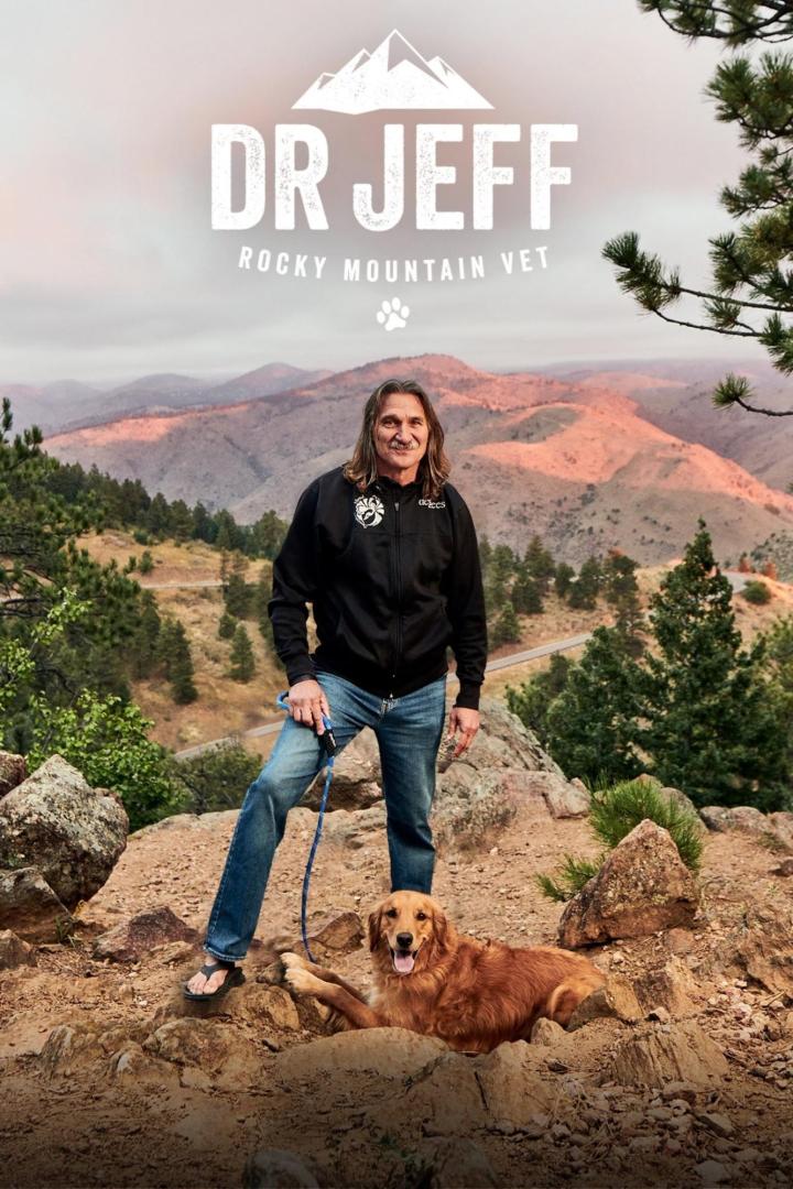 Dr. Jeff posiert mit seinem Golden Retriever vor einer Berglandschaft.
