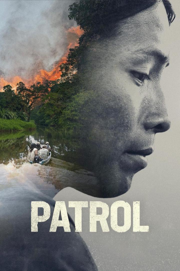 Das Filmplakat für „Patrol“ zeigt ein Gesichtsprofil über einem brennenden Amazonasgebiet und einer Bootsfahrt.