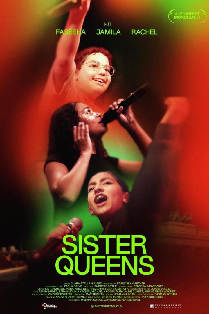 Das Filmplakat für „Sister Queens“ zeigt drei junge Frauen, die in Mikrofone singen.