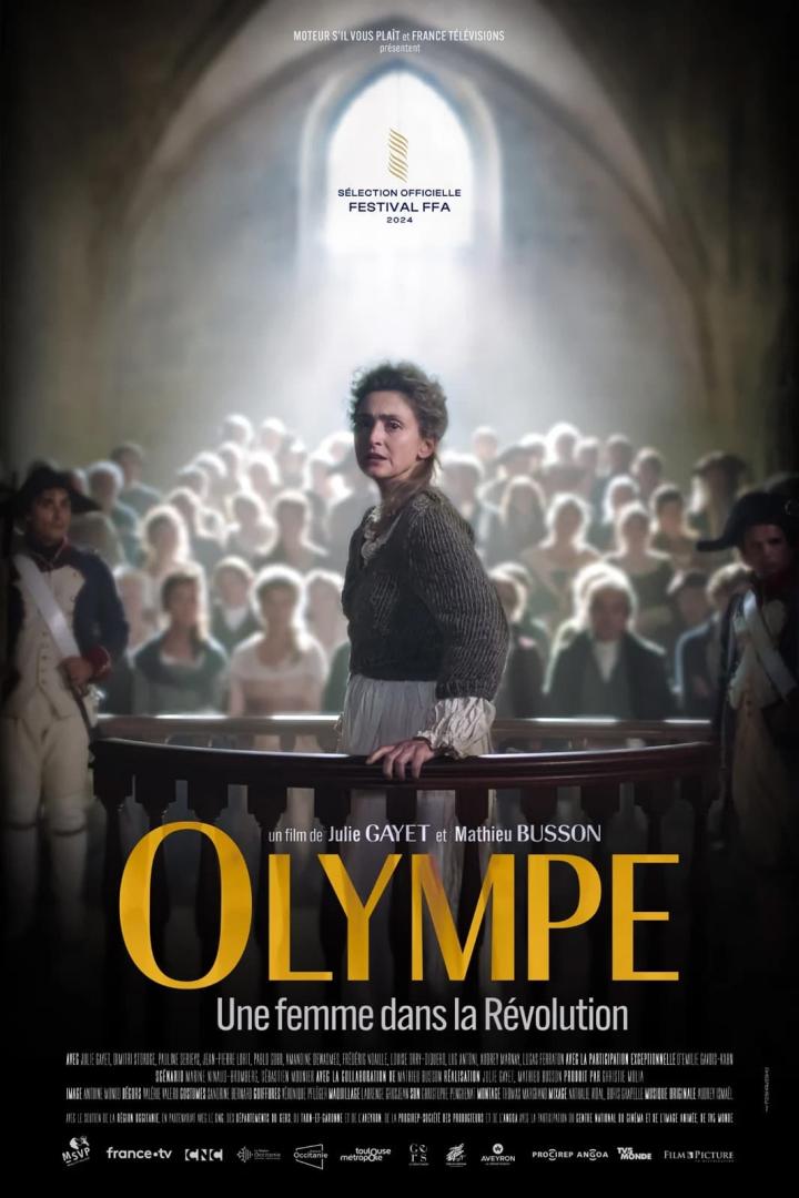 Das Filmplakat für „Olympe“ zeigt eine Frau vor einer Menschenmenge während der Französischen Revolution.