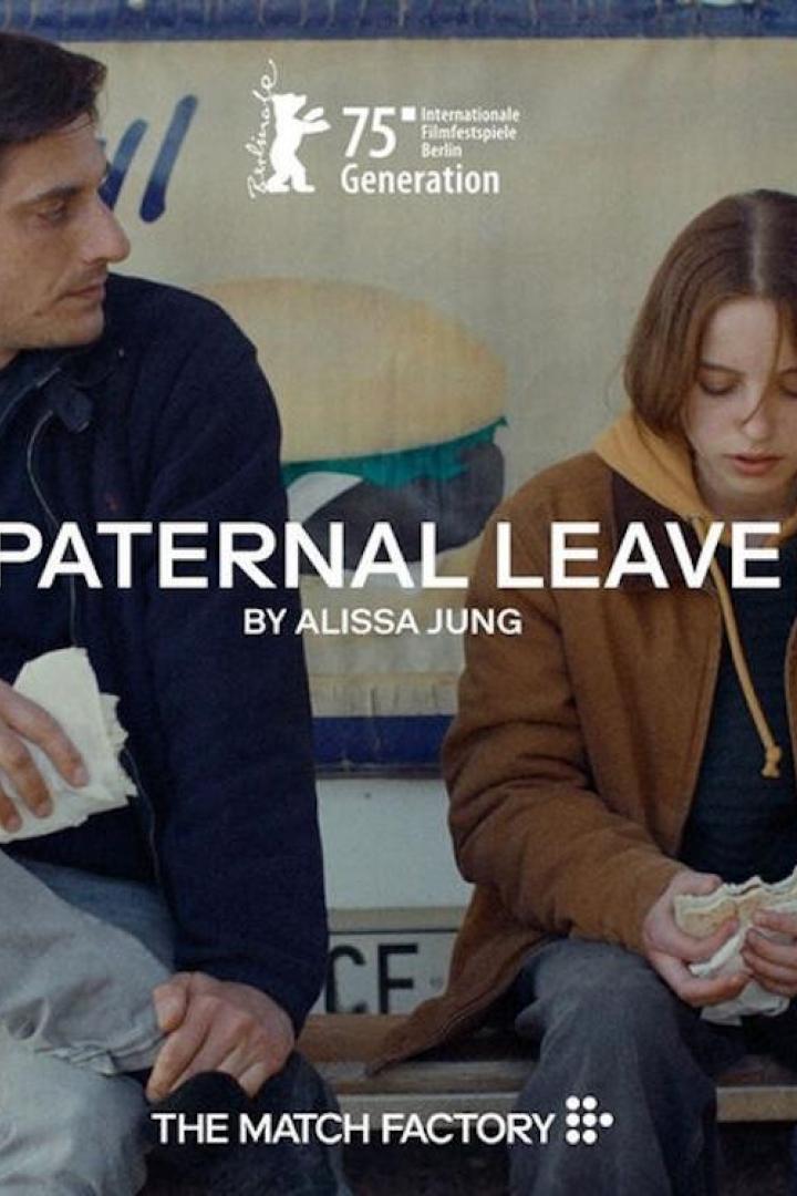 Das Filmplakat für „Paternal Leave“ zeigt einen Mann und eine Jugendliche, beide mit Geldscheinen in der Hand.