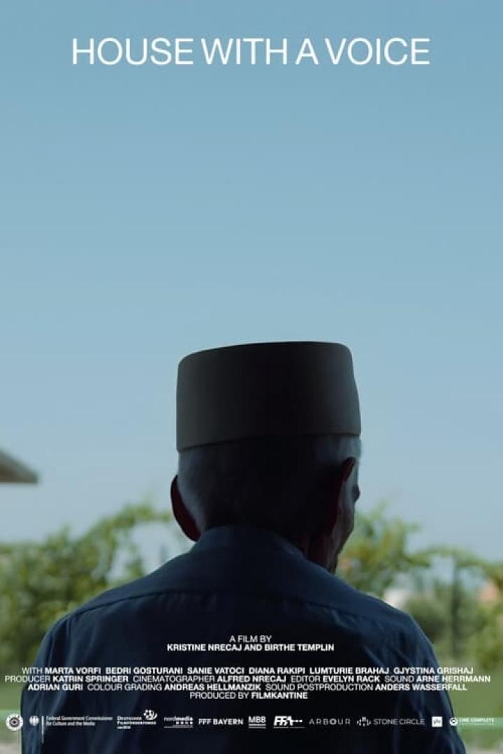 Ein Mann mit traditioneller Kopfbedeckung, möglicherweise ein Filmposter für „House with a Voice“.