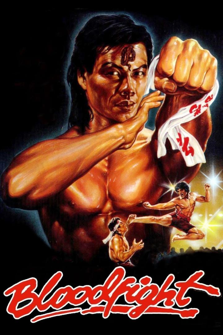Das Filmplakat für „Bloodfight“ zeigt einen muskulösen Mann in Kampfpose.