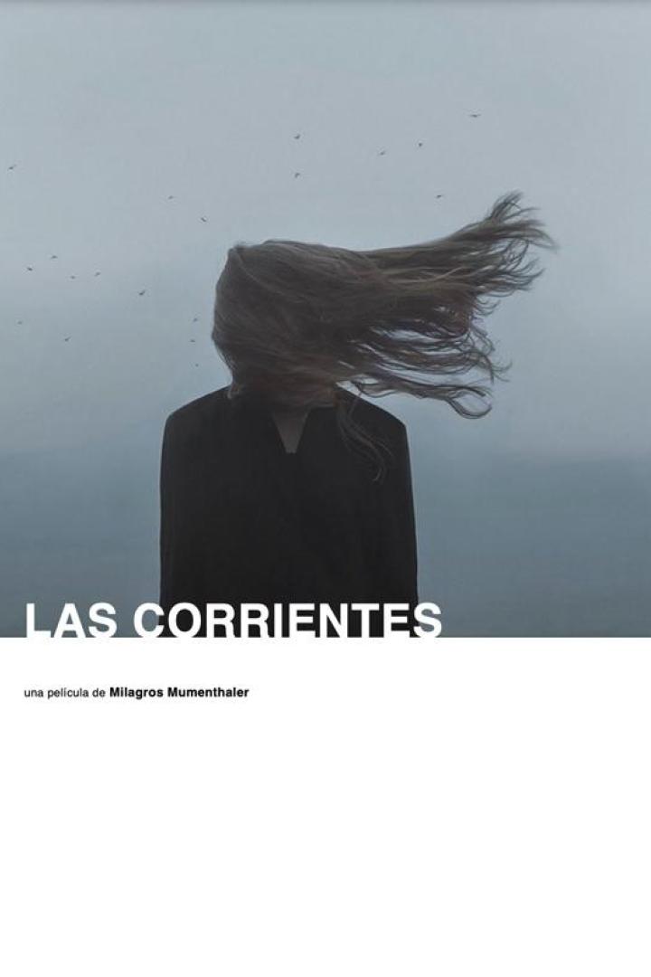 Das Filmplakat für „Las Corrientes“ zeigt eine Frau, deren Gesicht von ihren wehenden Haaren verdeckt wird.