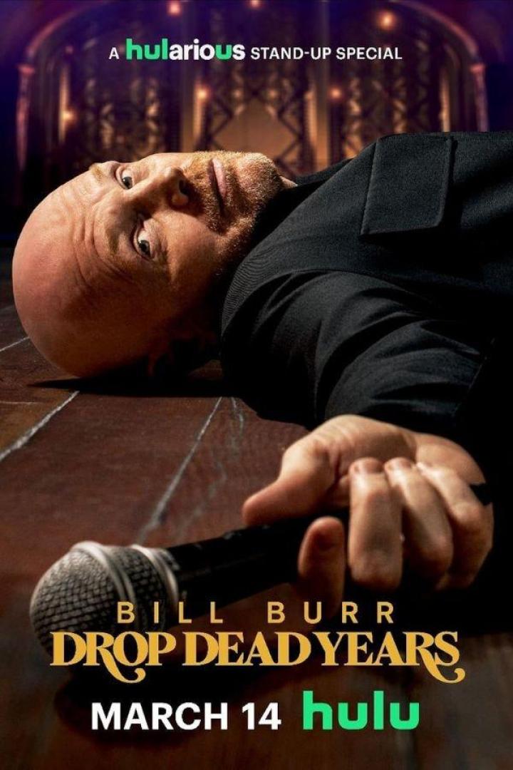 Das Poster für Bill Burrs Stand-up-Special „Drop Dead Years“ auf Hulu zeigt ihn mit einem Mikrofon auf dem Boden liegend.