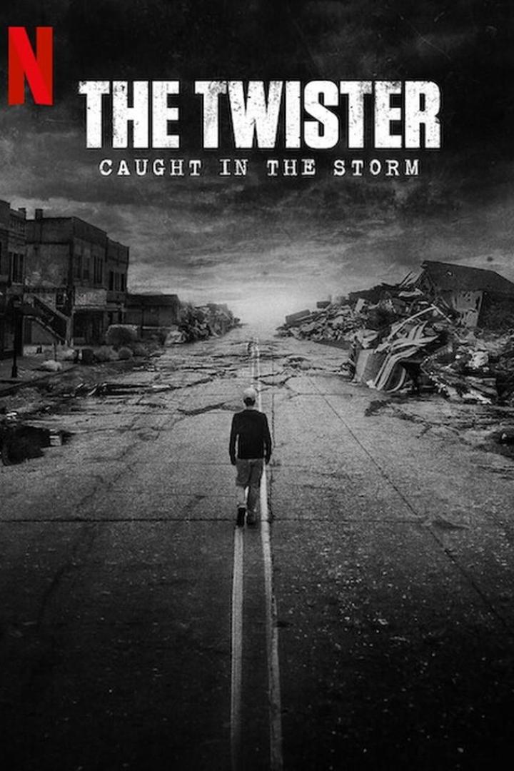 Ein Mann geht eine zerstörte Straße entlang, im Hintergrund Trümmer und der Schriftzug „The Twister“.