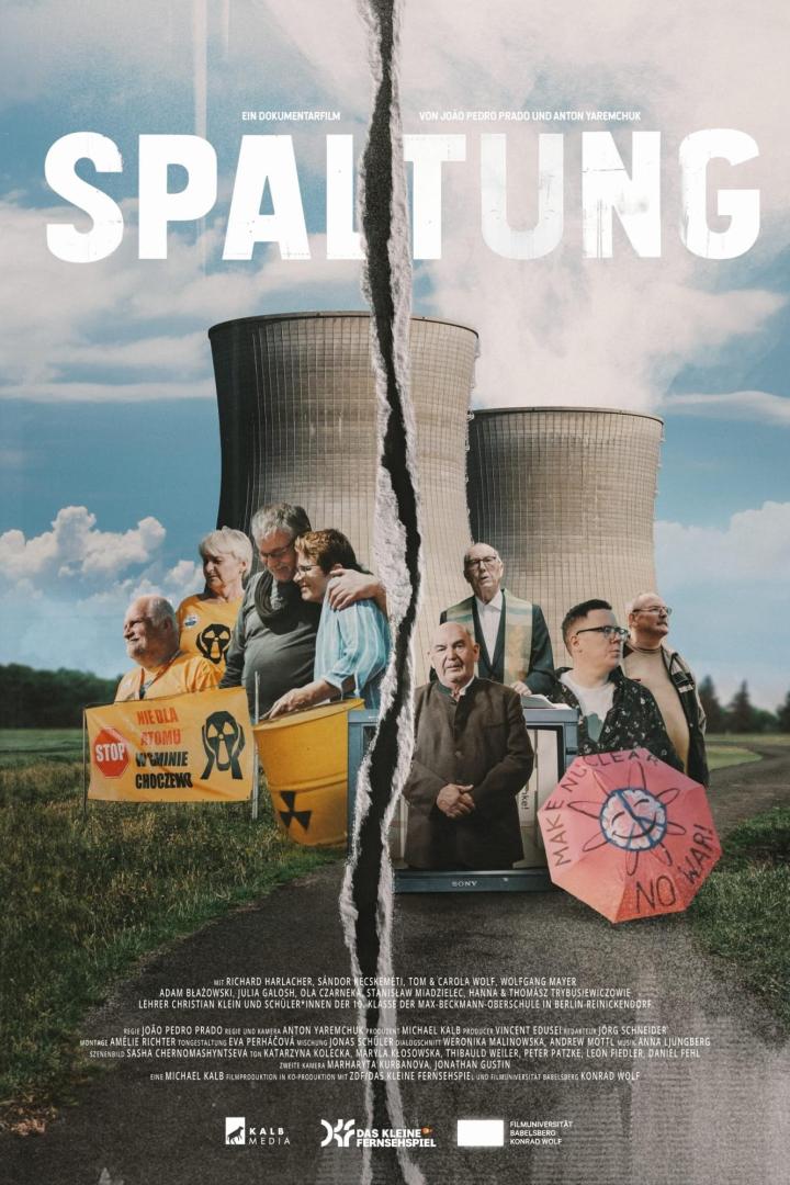 Das Filmplakat für den Dokumentarfilm „Spaltung“ zeigt Aktivisten vor Kühltürmen eines Atomkraftwerks.