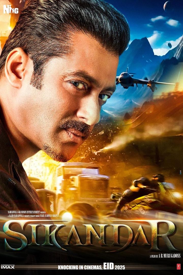 Das Filmplakat für „Sikandar“ zeigt Salman Khan vor einer actionreichen Szene mit Flugzeugen und Explosionen.