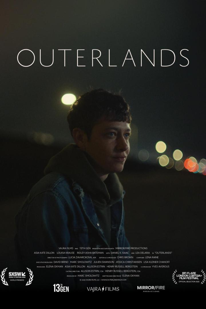 Ein junger Mensch vor dem Hintergrund von Lichtern, möglicherweise ein Filmplakat für „Outerlands“.