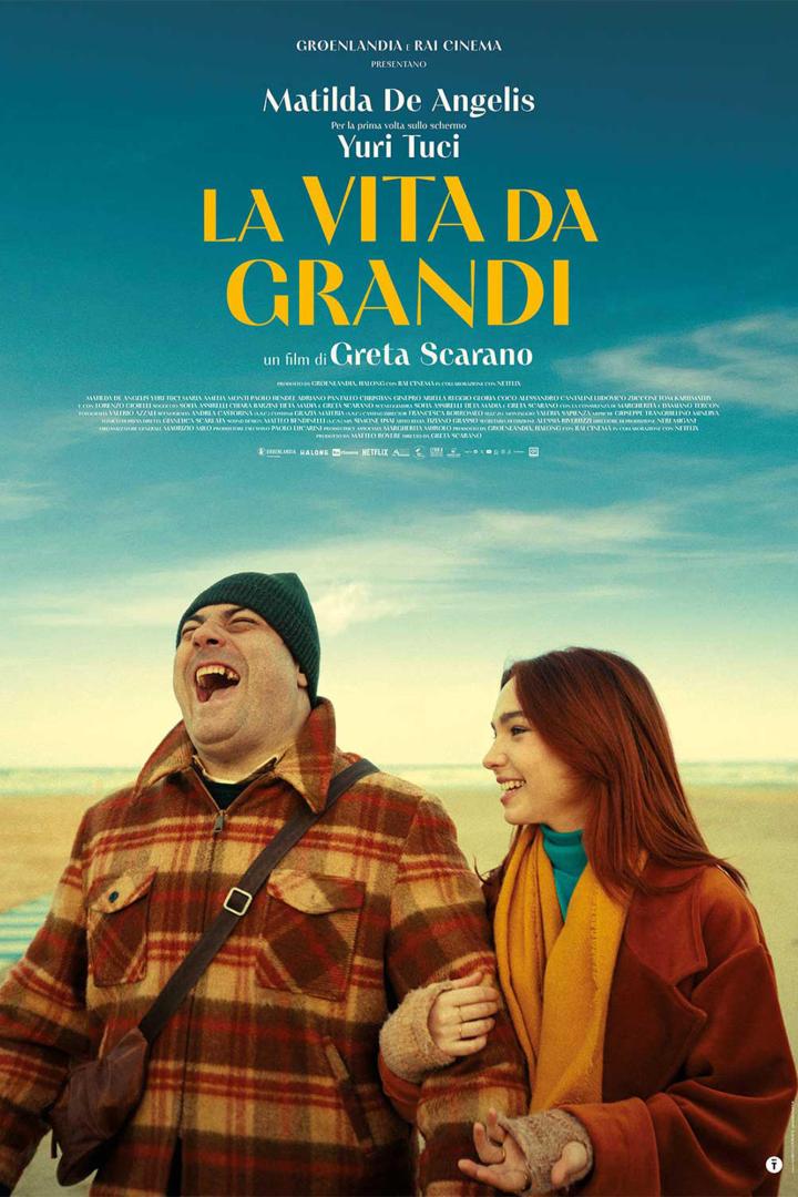 Das Filmplakat für „La Vita Da Grandi“ zeigt Matilda De Angelis und Yuri Tuci am Strand.