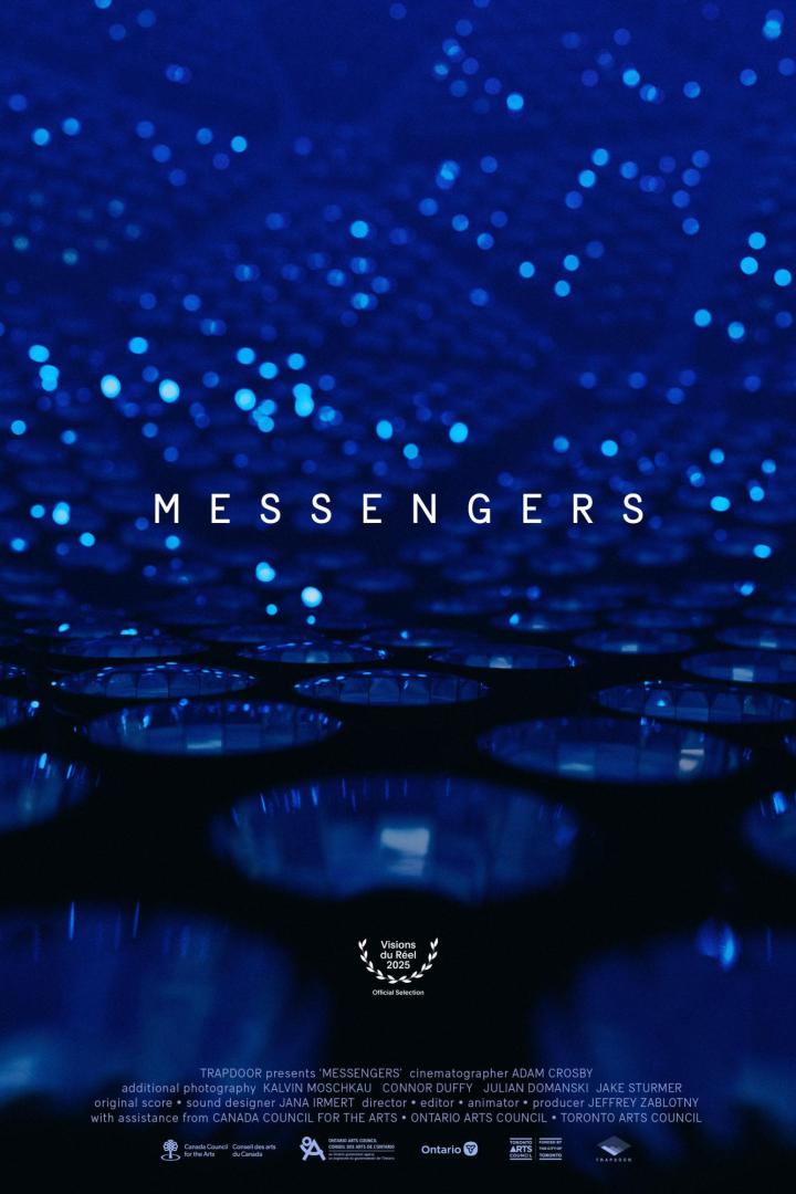 Das blaue Filmplakat für „Messengers“ zeigt stilisierte Lichtpunkte.