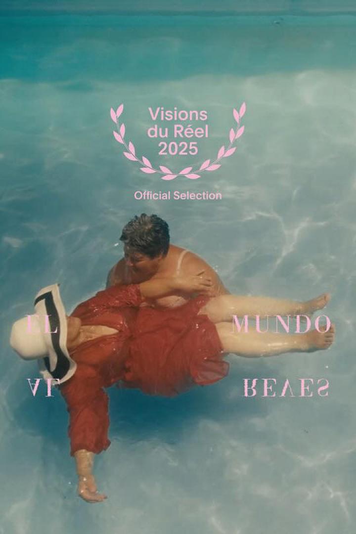 Zwei Frauen schwimmen im Wasser, Filmtitel „El Viaje al Mundo Real“ sichtbar.