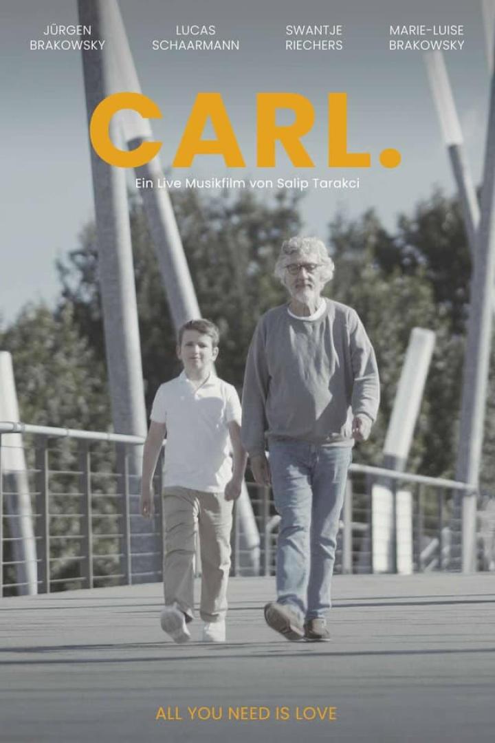 Das Filmplakat für „Carl.“ zeigt einen Jungen und einen älteren Mann, die auf einer Brücke laufen.