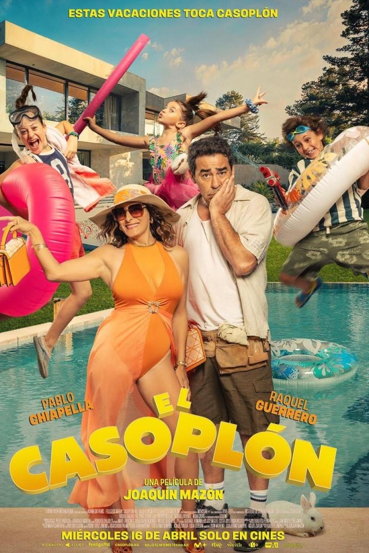 Das Filmplakat für „El Casoplón“ zeigt eine Familie an einem Pool.