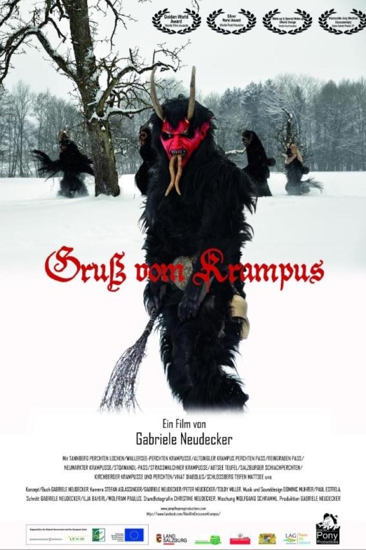 Ein Krampus mit roter Maske und Hörnern steht im Schnee.