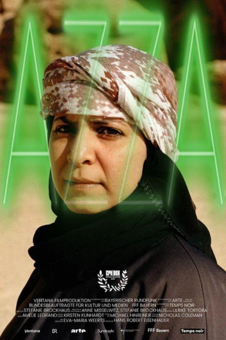 Das Filmplakat für „Azza“ zeigt eine Frau mit Kopftuch vor einem Wüstensandhintergrund.