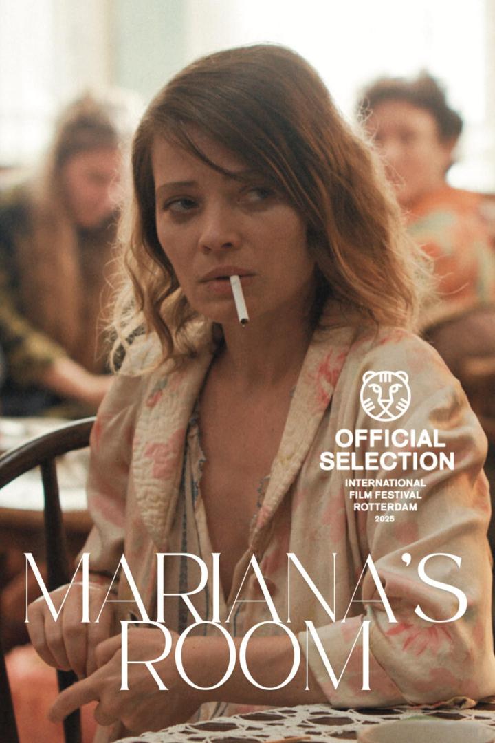 Das Filmplakat für „Mariana's Room“ zeigt eine Frau mit Zigarette im Mund.