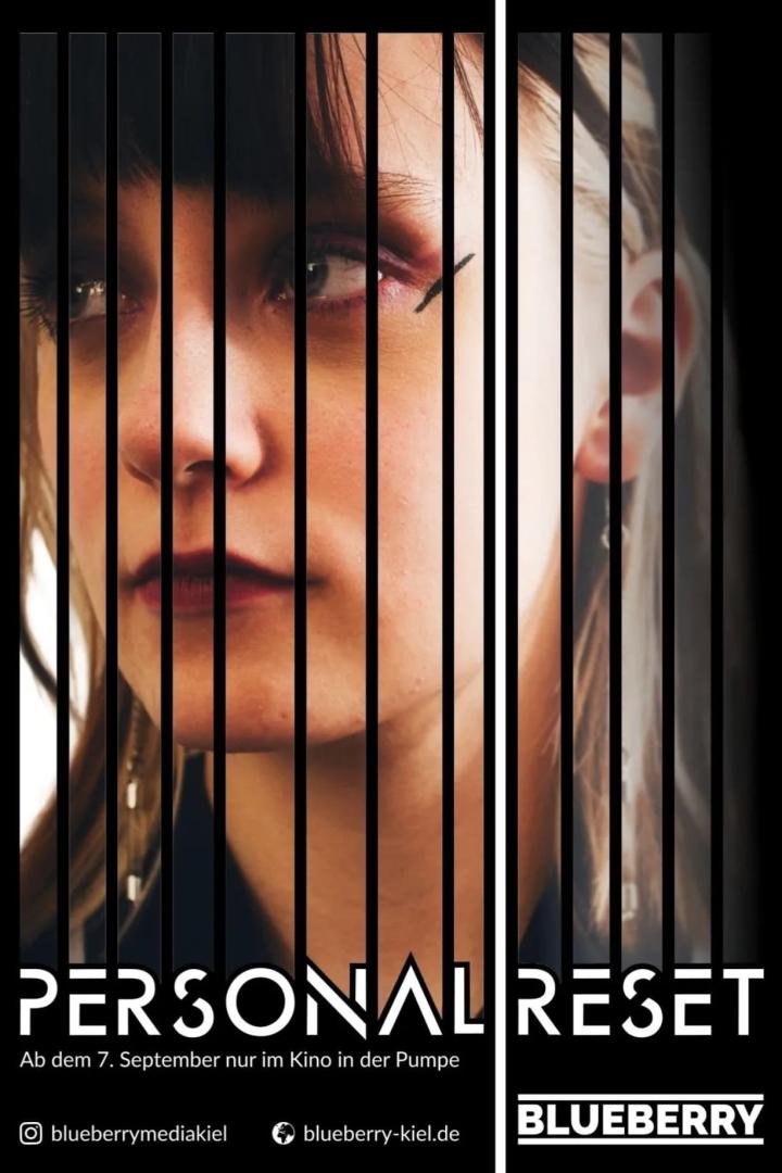 Das Filmplakat für „Personal Reset“ zeigt das Gesicht einer Frau hinter vertikalen Balken.