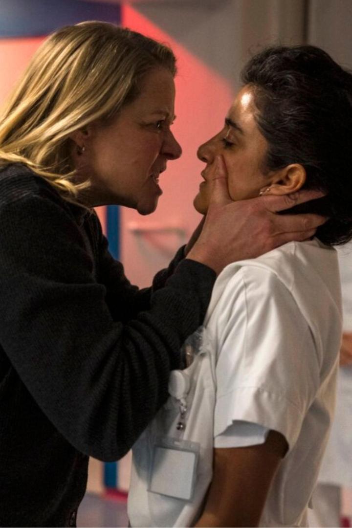 Eine Frau packt eine Krankenschwester wütend am Hals.