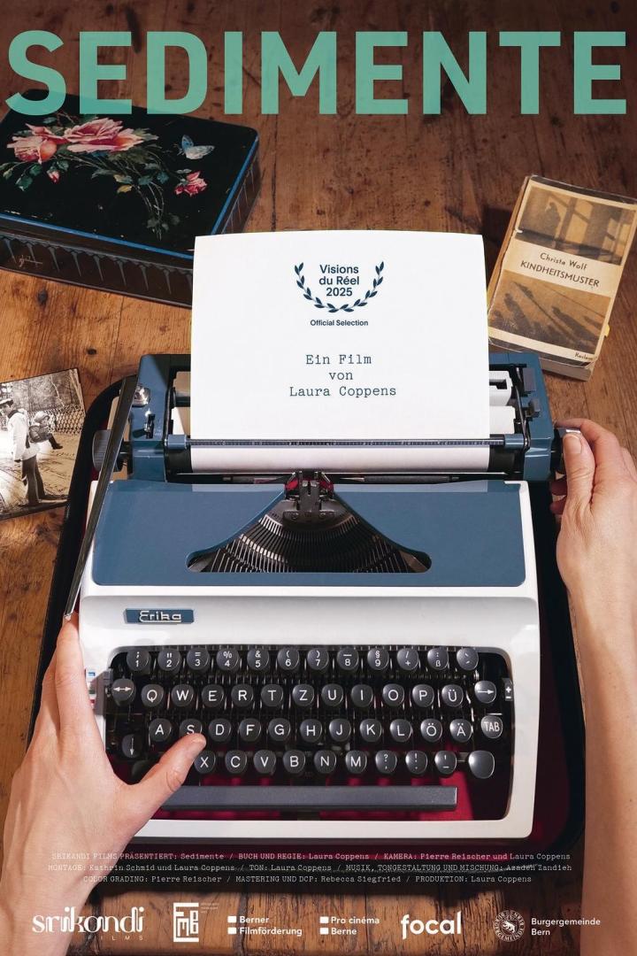 Das Filmplakat für „Sedimente“ zeigt eine Schreibmaschine, eine Dose mit Blumen und das Buch „Kindheitsmuster“.