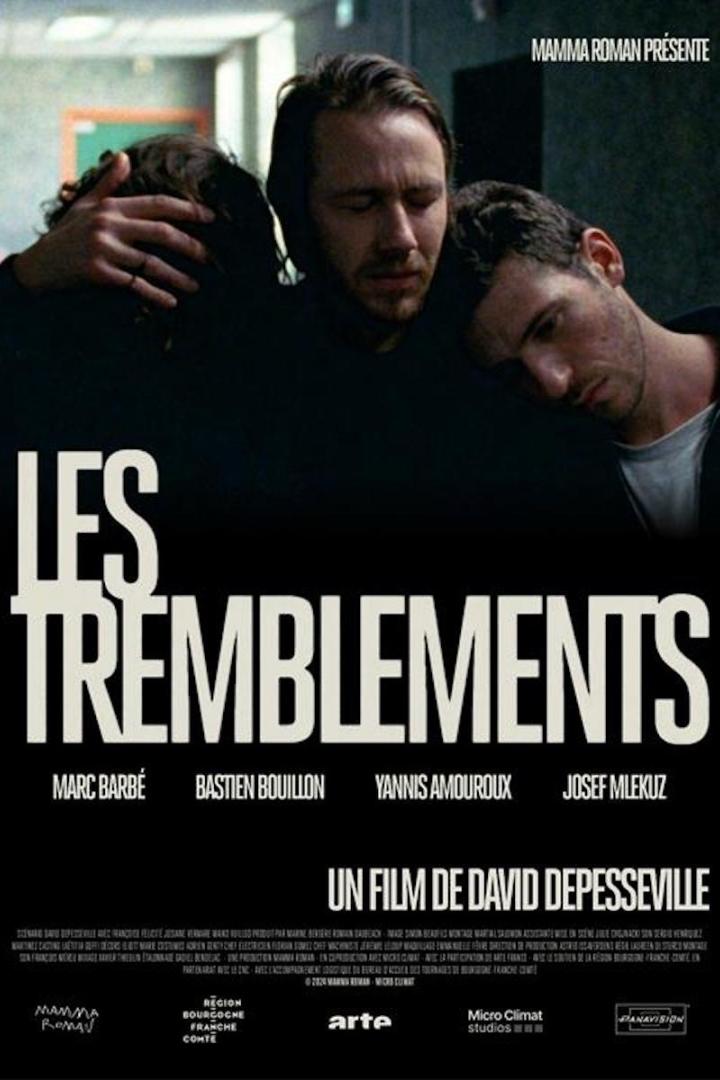 Das Filmplakat für „Les Tremblements“ zeigt drei Männer, die eng beieinander stehen.