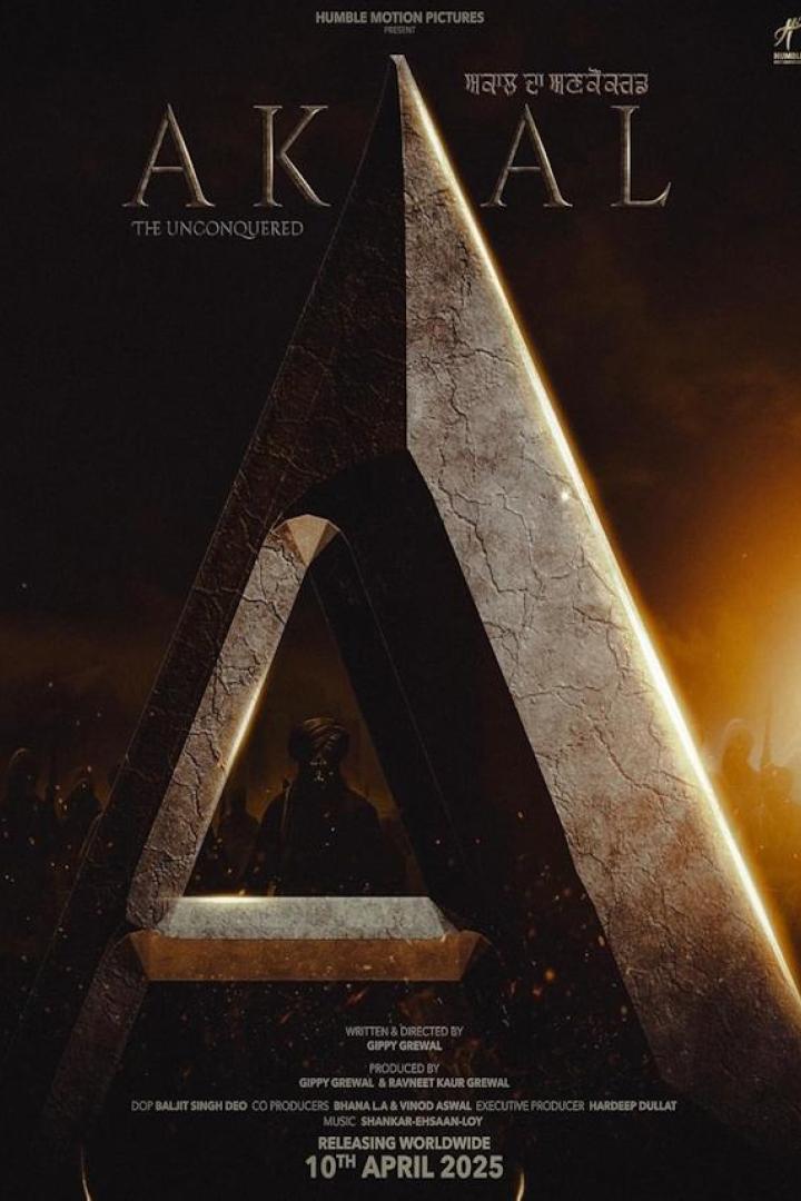 Das Filmplakat für „Akaal – The Unconquered“ zeigt einen Mann mit Turban vor einer stilisierten Festung.