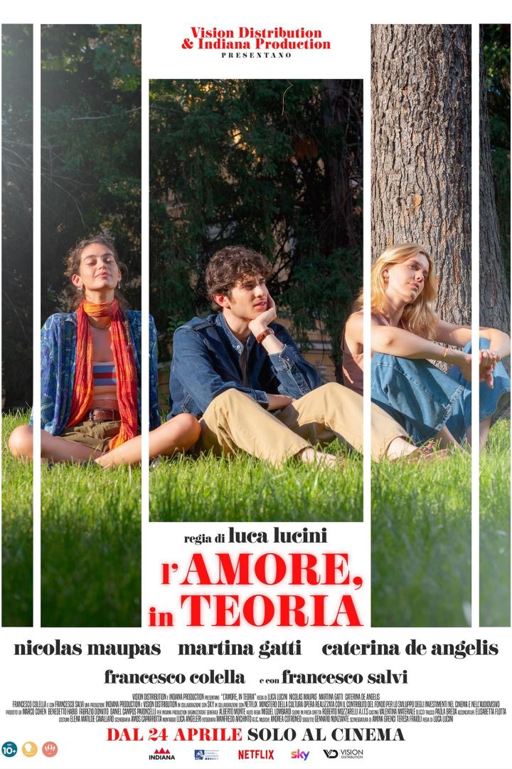 Das Filmplakat für „L'amore in Teoria“ zeigt drei junge Schauspieler auf einer Wiese.