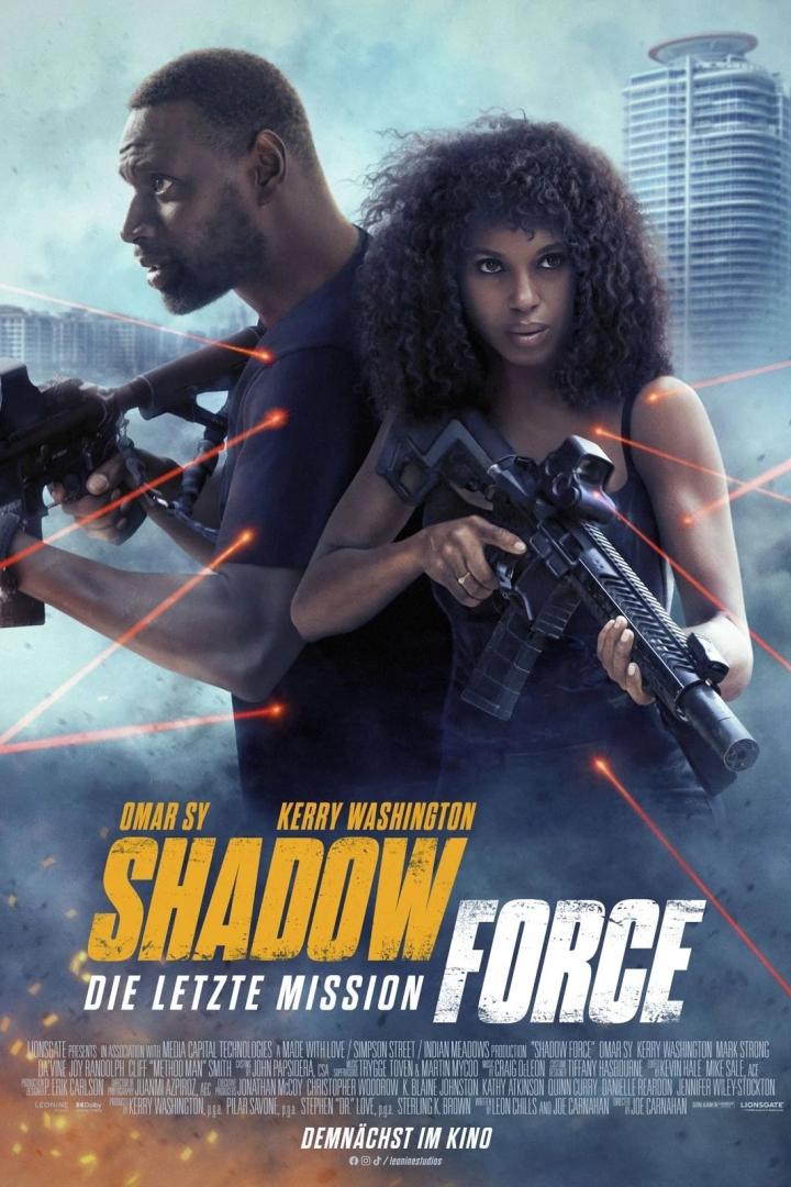 Das Filmplakat für „Shadow Force“ zeigt Omar Sy und Kerry Washington mit Waffen vor einer Skyline.