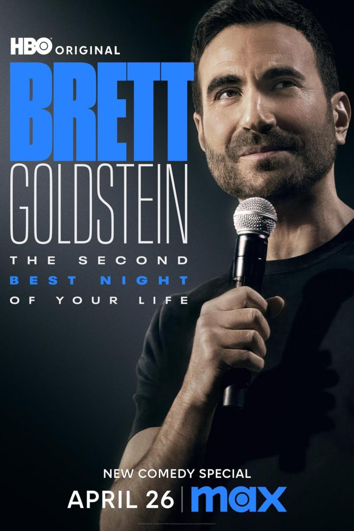 Der Comedian Brett Goldstein mit Mikrofon auf der Bühne für sein Comedy-Special „The Second Best Night of Your Life“.